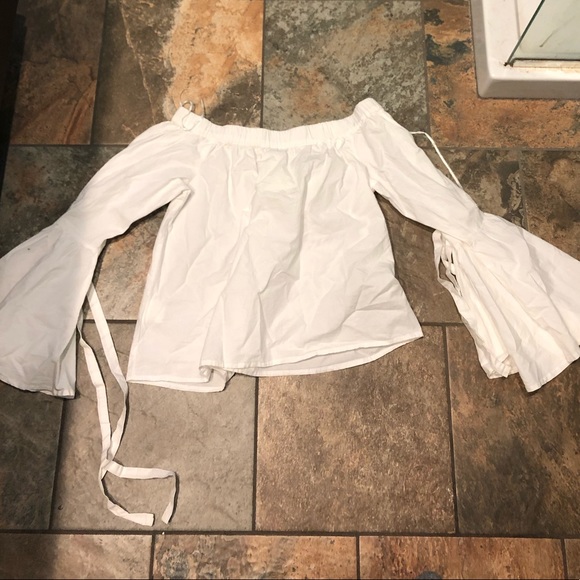 BNWT White Off The Shoulder Long Sleeve - Picture 2 of 3